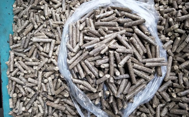秸稈燃料顆粒機顆?；?/></p><p>據了解，通過水稻秸稈機械化滅茬深翻還田、玉米秸稈機械化撿拾打捆，深入推進秸稈飼料化、肥料化、能源化、原料化利用，消除我區水稻、玉米秸稈“站崗”浪費和因焚燒秸稈而造成的空氣污染現象，從而形成布局合理、多元利用的秸稈綜合利用產業化格局，建立可持續的農用物秸稈綜合利用長效機制，全面實現玉米、水稻等農作物秸稈資源化利用，促進資源節約、環境保護、農民增收和農業可持續發展。</p><p><br/></p><div   id=